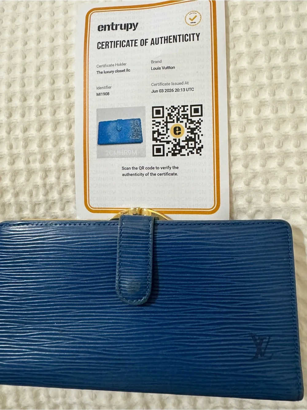 Beautiful blue Epi Louis Vuitton wallet with kiss lock